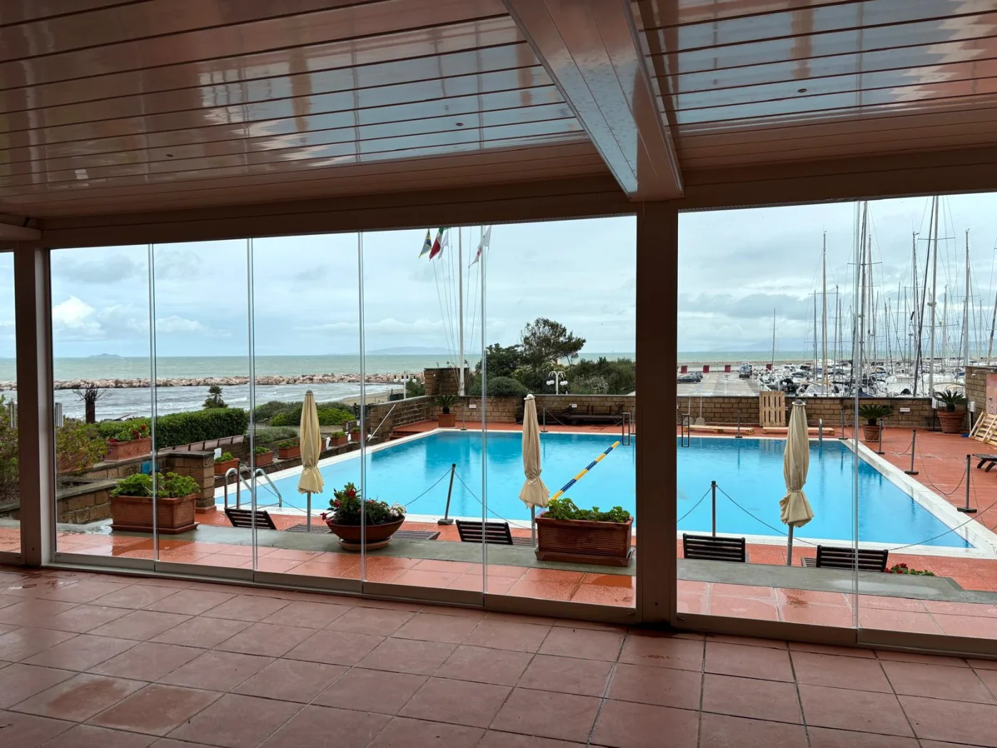 Spazi outdoor per hotel e B&B in Puglia: soluzioni vetrate e pergole