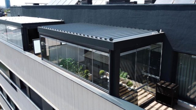 Pergola bioclimatica su residenza con vetrate