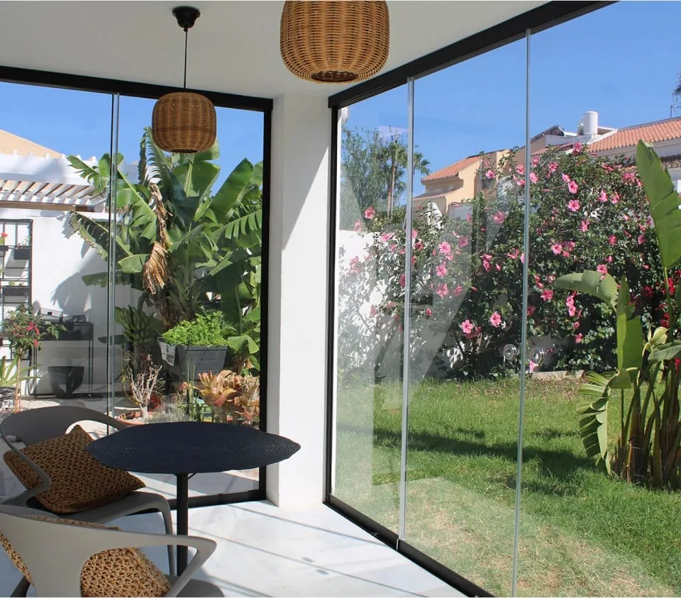 Pergola bioclimatica con vetrate ad Andria
