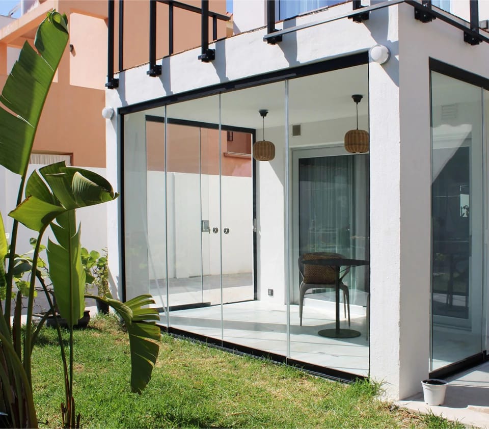 Vetrate panoramiche balcone — installazione premium — VetratePremium