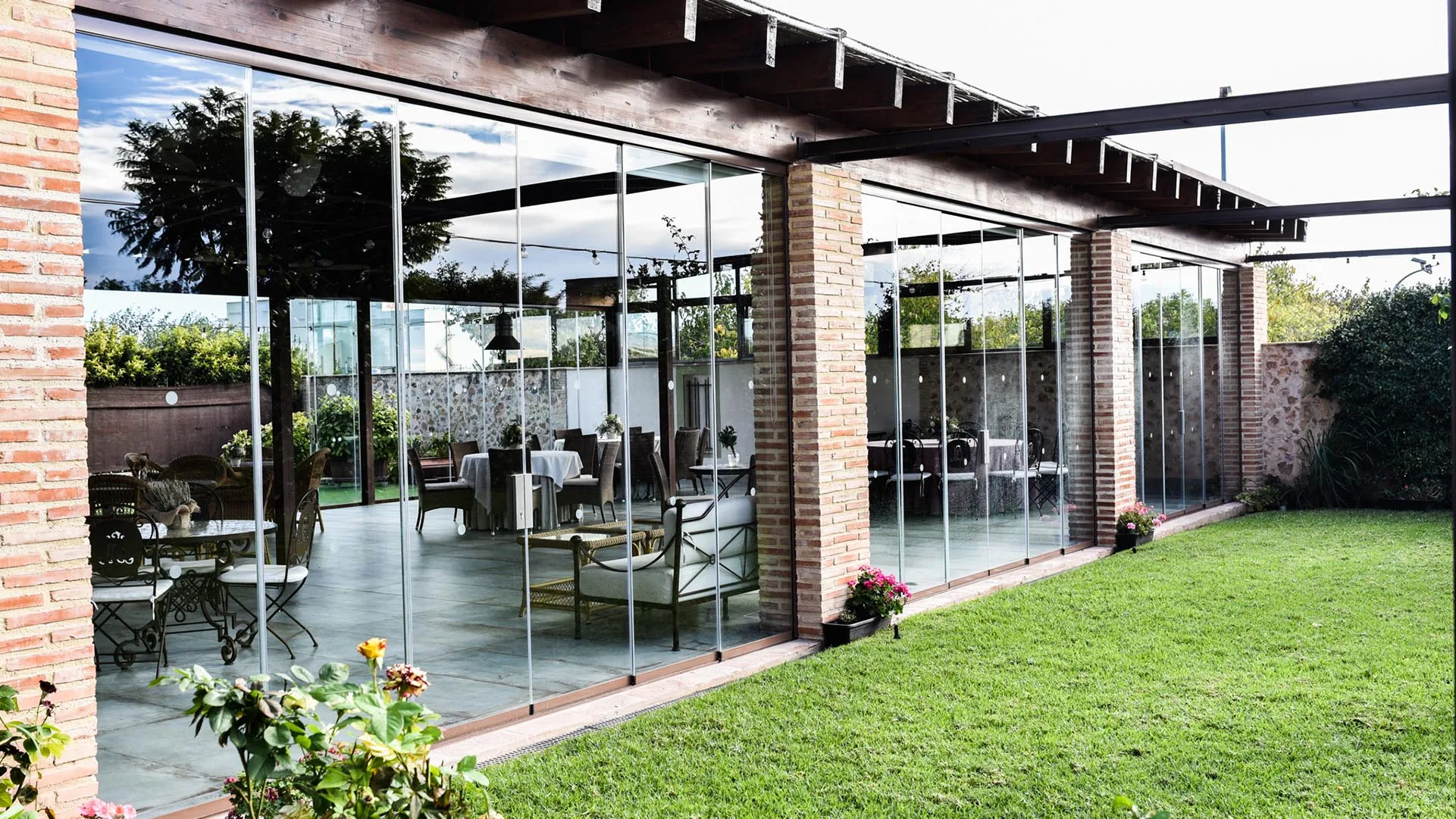 Agriturismo con vetrate scorrevoli