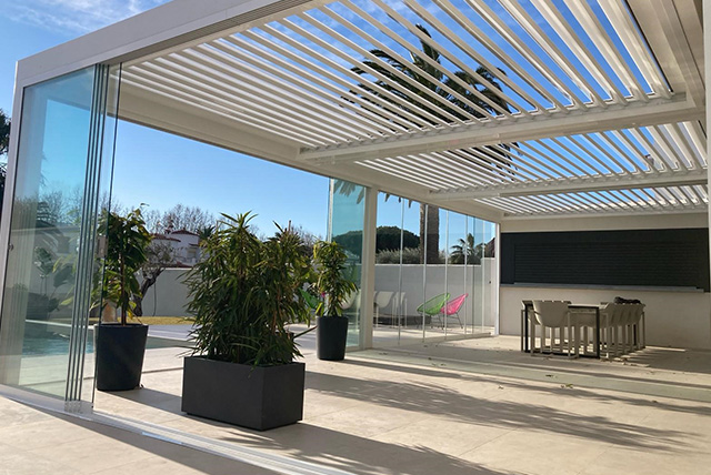 Bar con vetrate scorrevoli a Trani — apertura totale estate, chiusura invernale