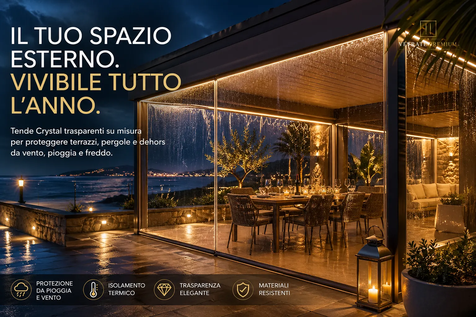 Pergola con tende Crystal chiuse durante un temporale serale: tavola apparecchiata, ospiti protetti, spazio outdoor vivibile tutto l'anno