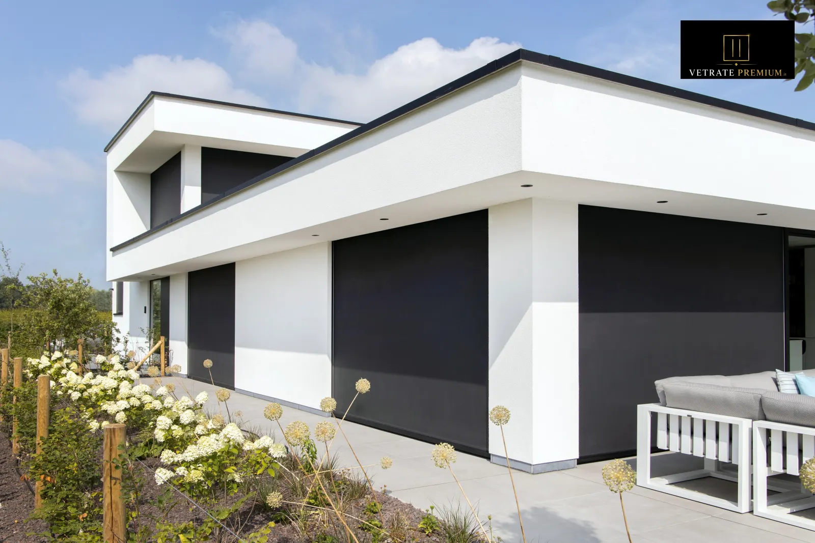 Produzione su misura: oscuranti screen scuri coordinati su villa bianca con terrazza — VetratePremium