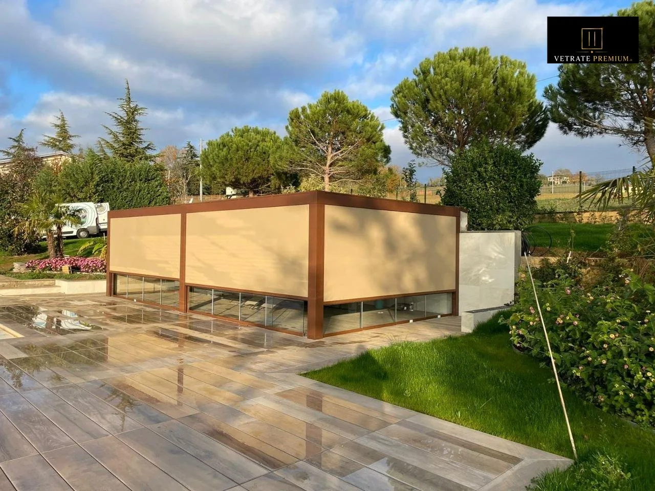 Sopralluogo e scelta tessuto: oscuranti screen su veranda con profili color corten — VetratePremium