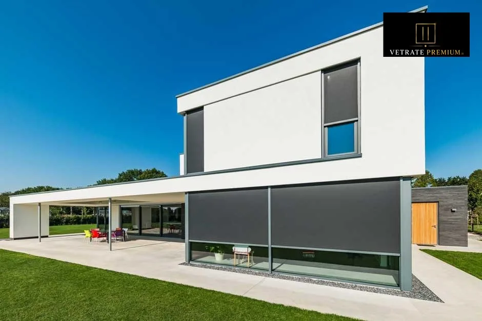 Oscuranti screen su villa bianca con terrazza a Vieste - VetratePremium