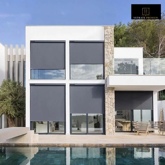 Oscuranti screen su villa a due piani in pietra a Bari - VetratePremium