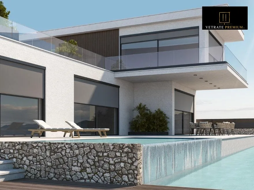 Oscuranti screen su villa con piscina a sfioro a Putignano - VetratePremium