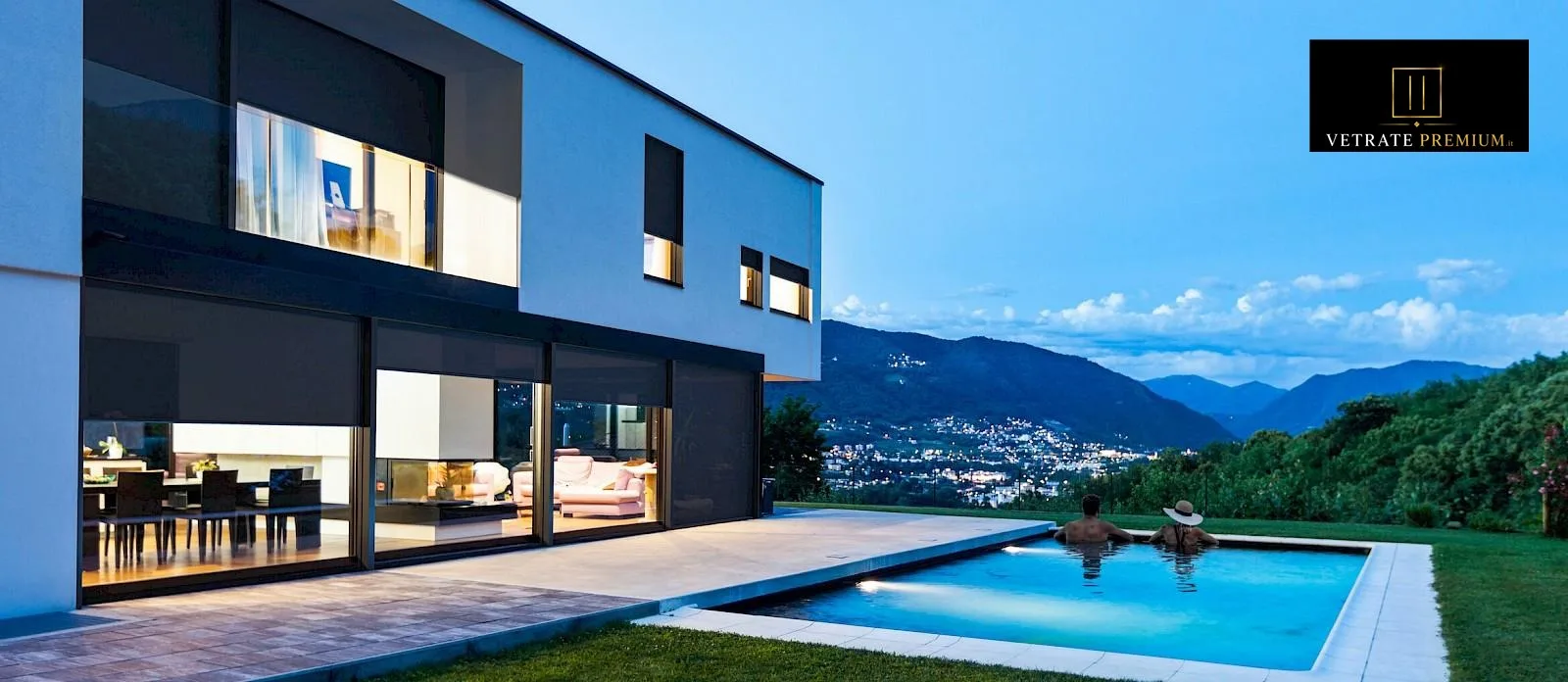 Villa con oscuranti screen abbassati al tramonto affacciata su piscina e vista montagne: comfort serale e privacy — VetratePremium