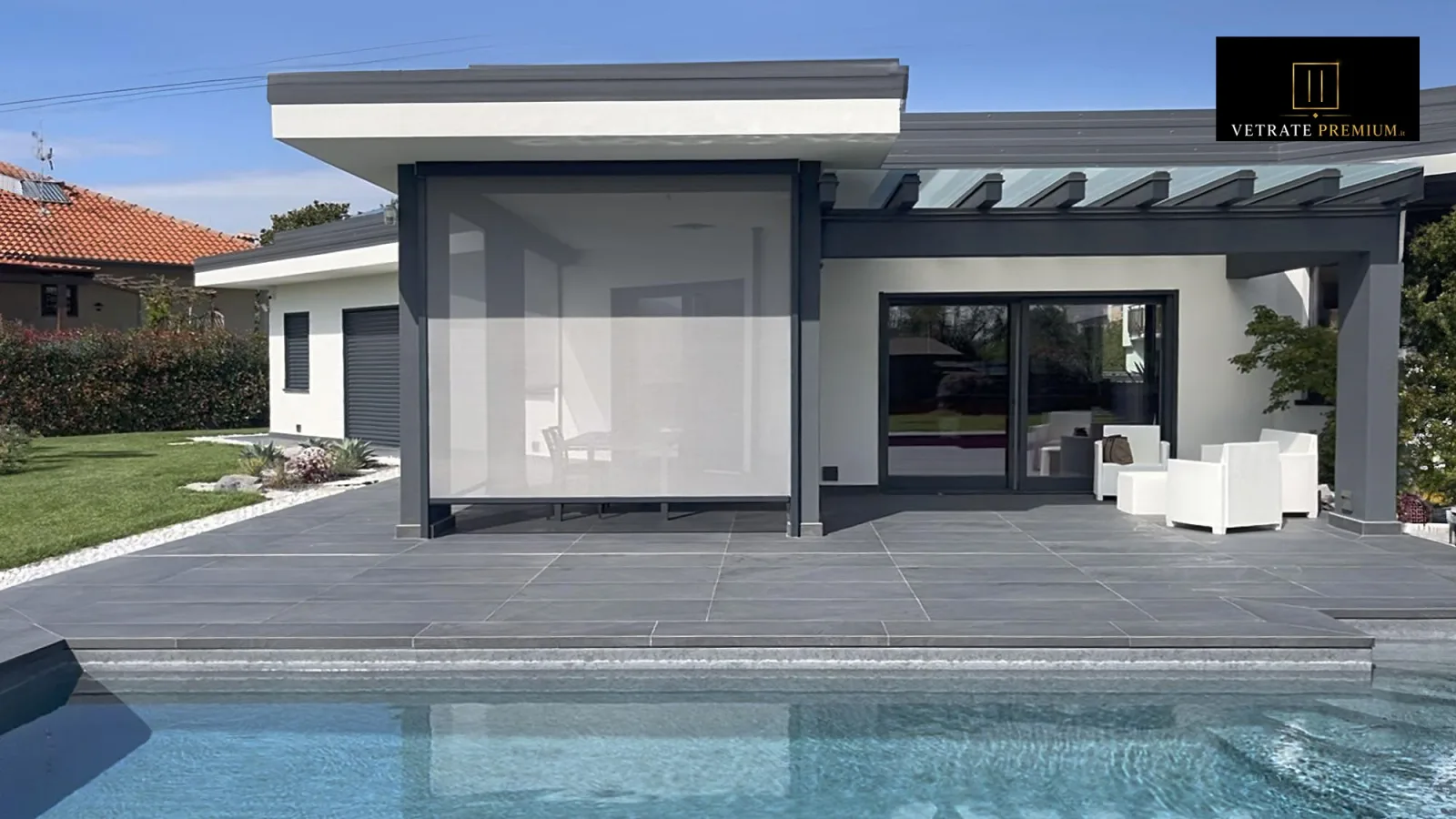 Zanzariera screen a tutta altezza su villa con piscina: rete tensionata in guide laterali che resta in sede anche con vento — VetratePremium Puglia