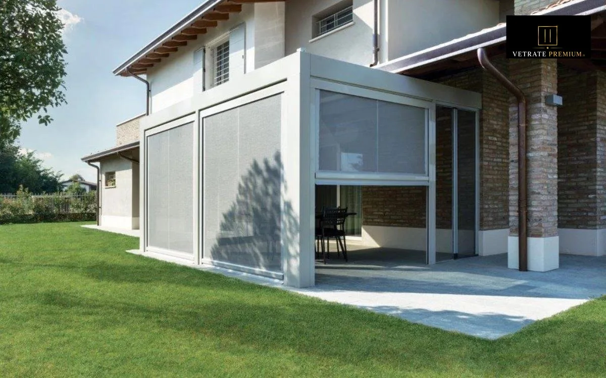 Sopralluogo e rilievo misure: zanzariere laterali integrate in veranda con affaccio su giardino — VetratePremium
