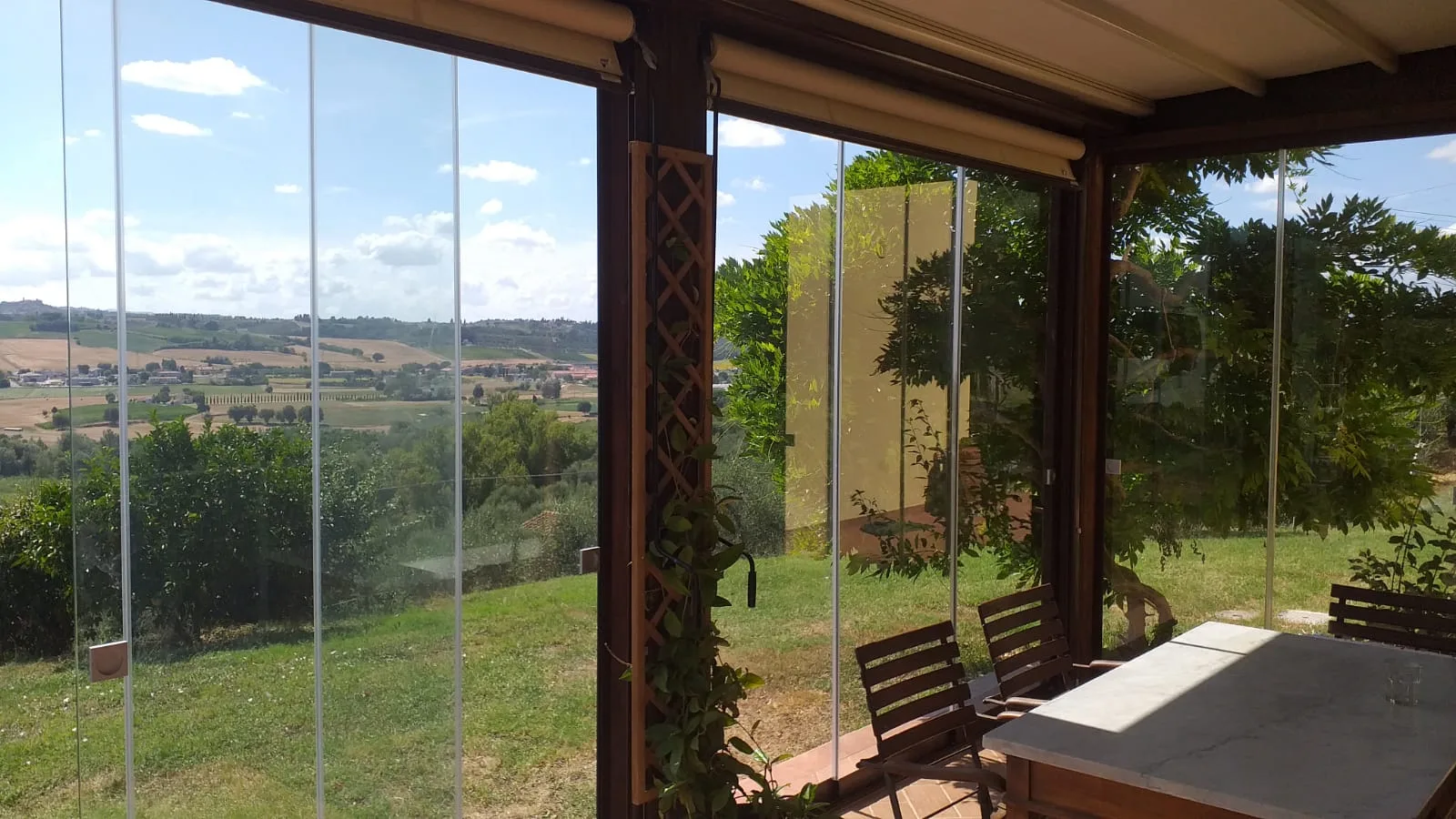 Pergola bioclimatica con vetrate panoramiche scorrevoli INOX 304 — outdoor living Puglia — VetratePremium