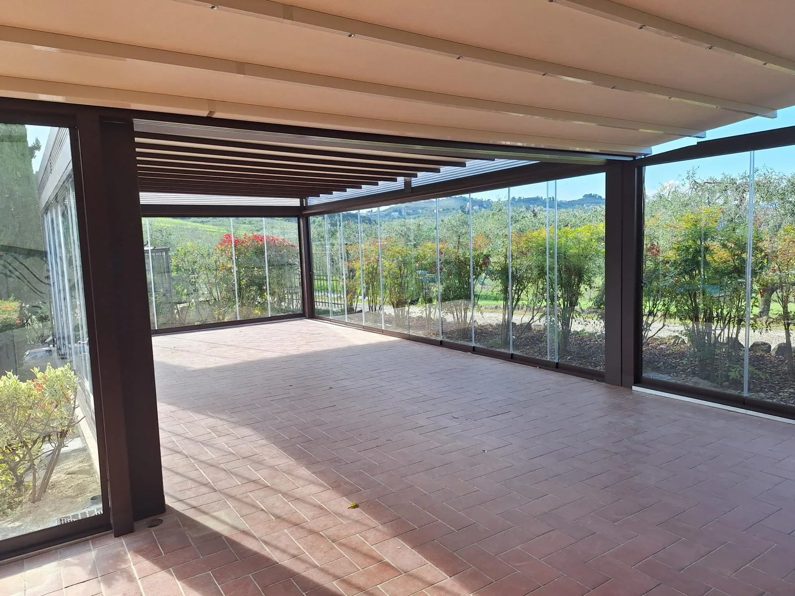 Pergola bioclimatica con vetrate panoramiche scorrevoli INOX 304 — outdoor living Puglia — VetratePremium