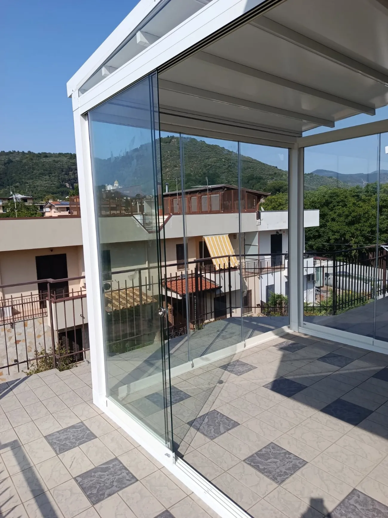Vetrata panoramica scorrevole installata su balcone a Bari — INOX 304 fronte Adriatico
