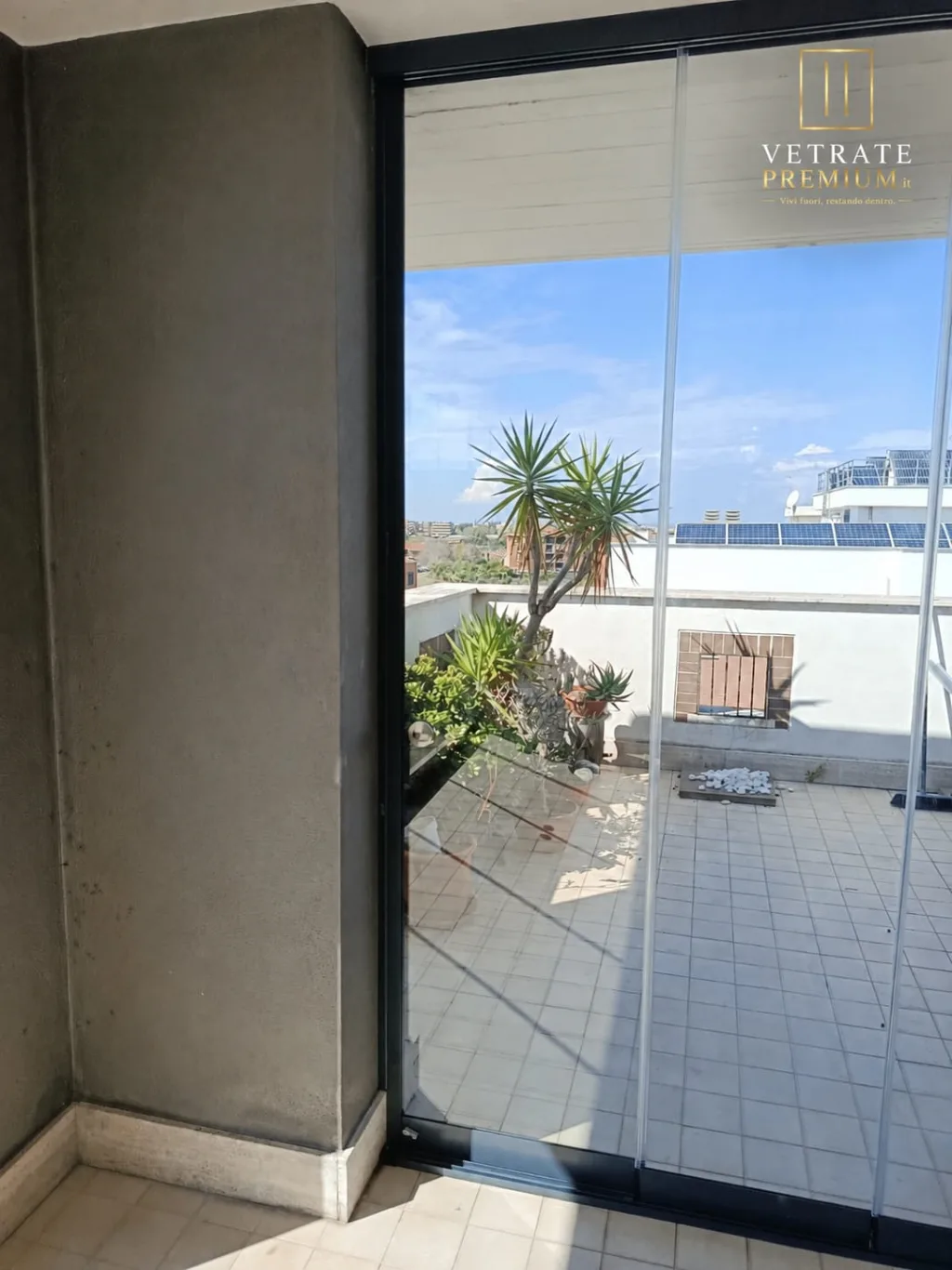La stessa vetrata vista dall interno dell appartamento, con piante grasse sul terrazzo oltre il vetro