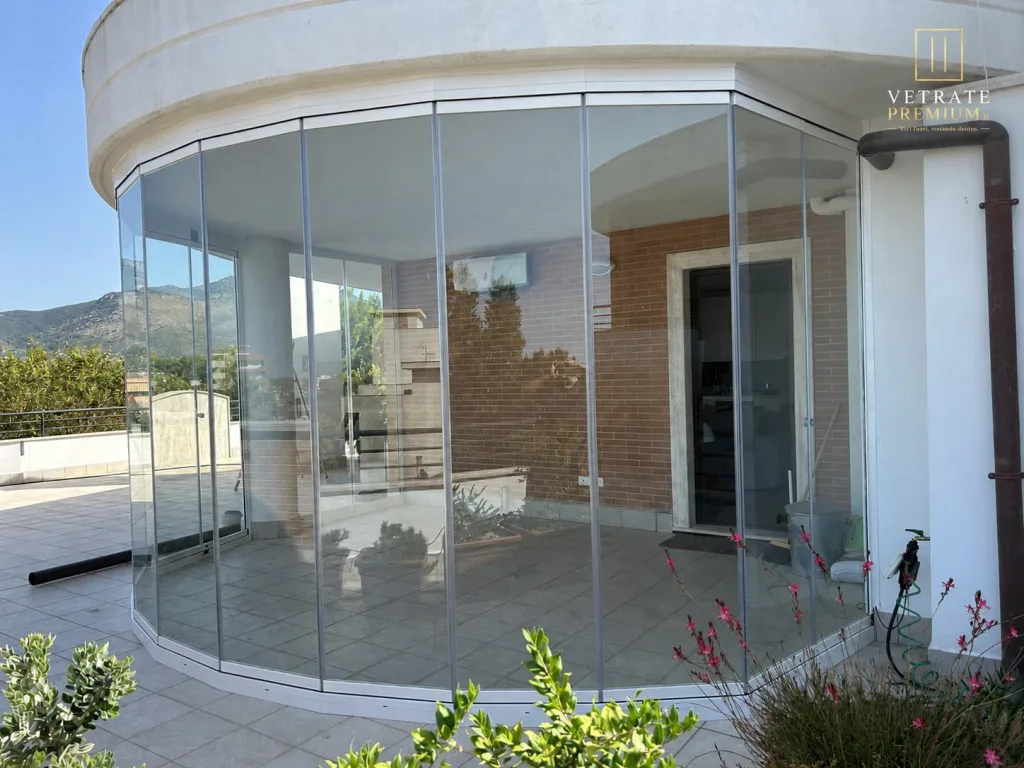 La vetrata curva vista da vicino, con la parete in mattoni dell edificio dietro il vetro