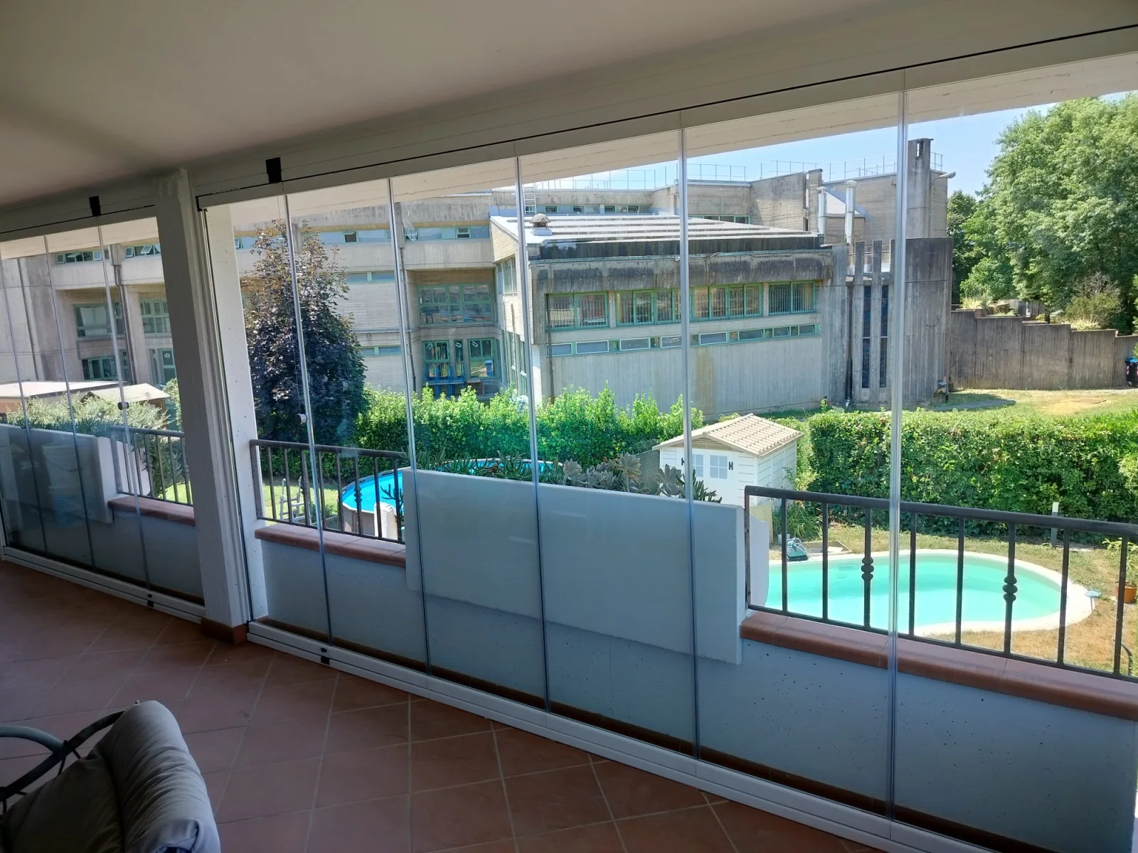 Vetrate Scorrevoli Premium - Villa con piscina e vetrate aperte